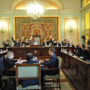 ERC introduce una estelada en un vaso en el pleno de presupuestos de 2016