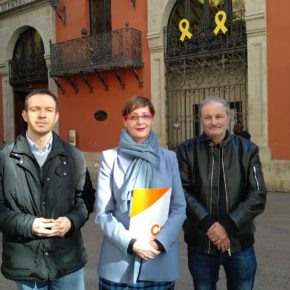 Ángeles Ribes (Cs): “Exigimos la retirada de los lazos amarillos colgados en el balcón de la Diputación de Lleida”